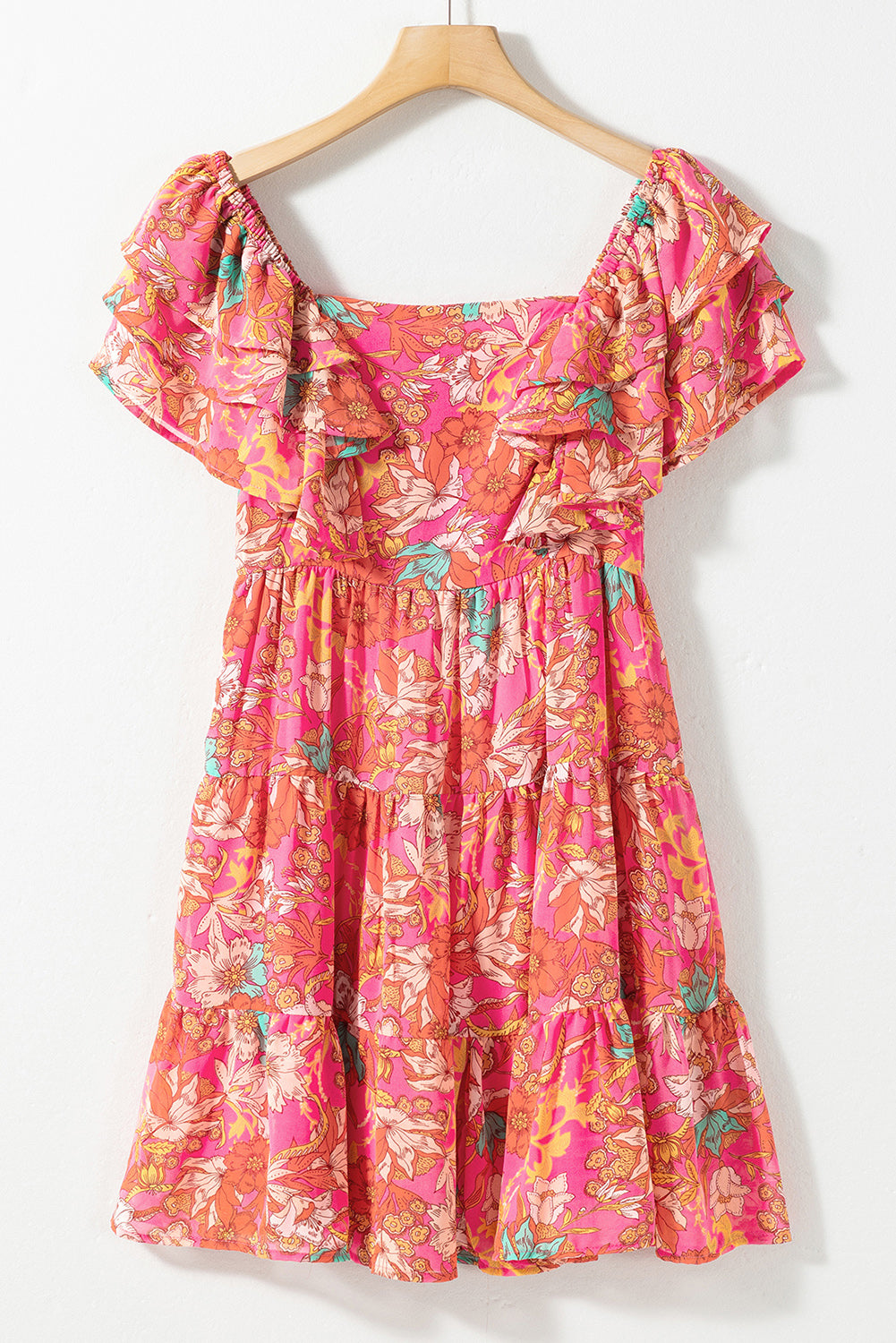 Vestido de flores rosa con cuello cuadrado y mangas de volantes
