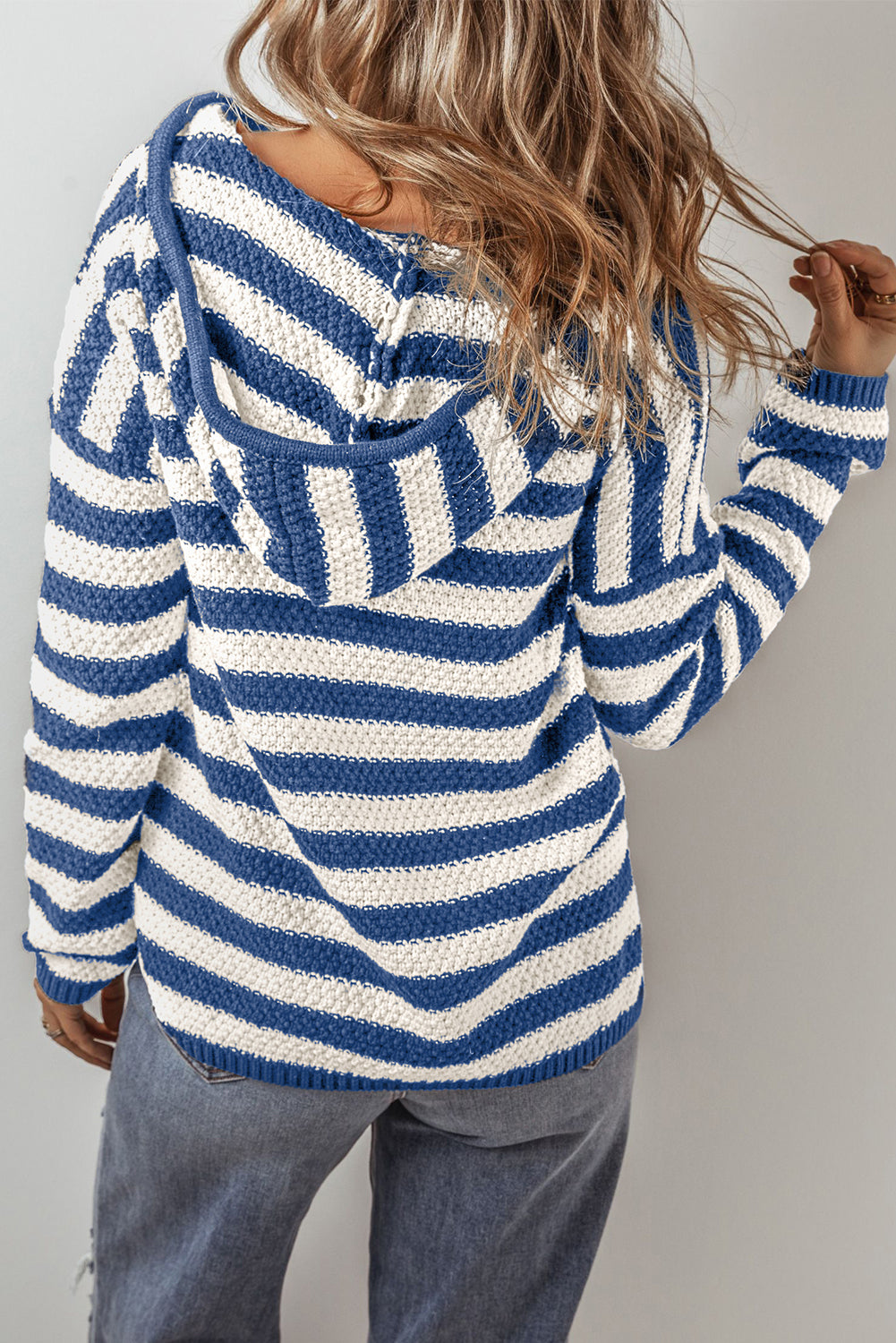 Hooding sweater with tightening cord *