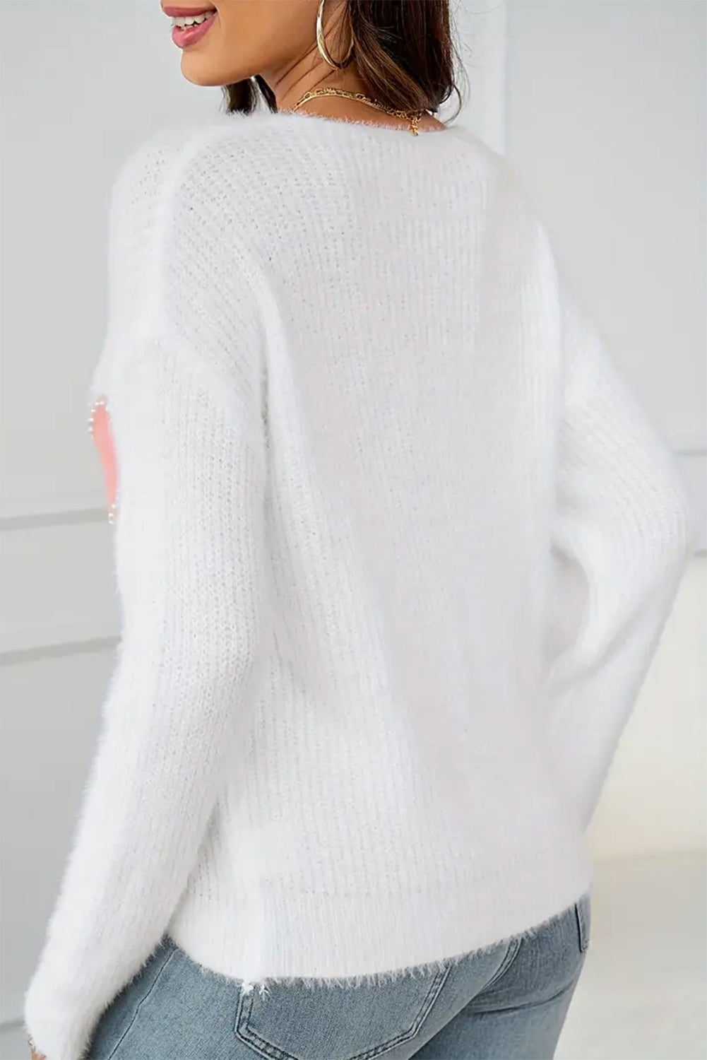 Pull pelucheux à col en V et motif cœur perlé blanc