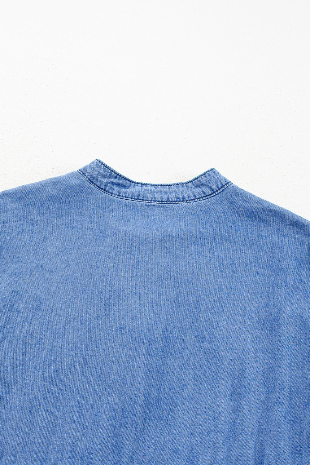 Mini-robe bleu ciel en chambray à volants et manches 3/4 à plusieurs niveaux et col en V fendu