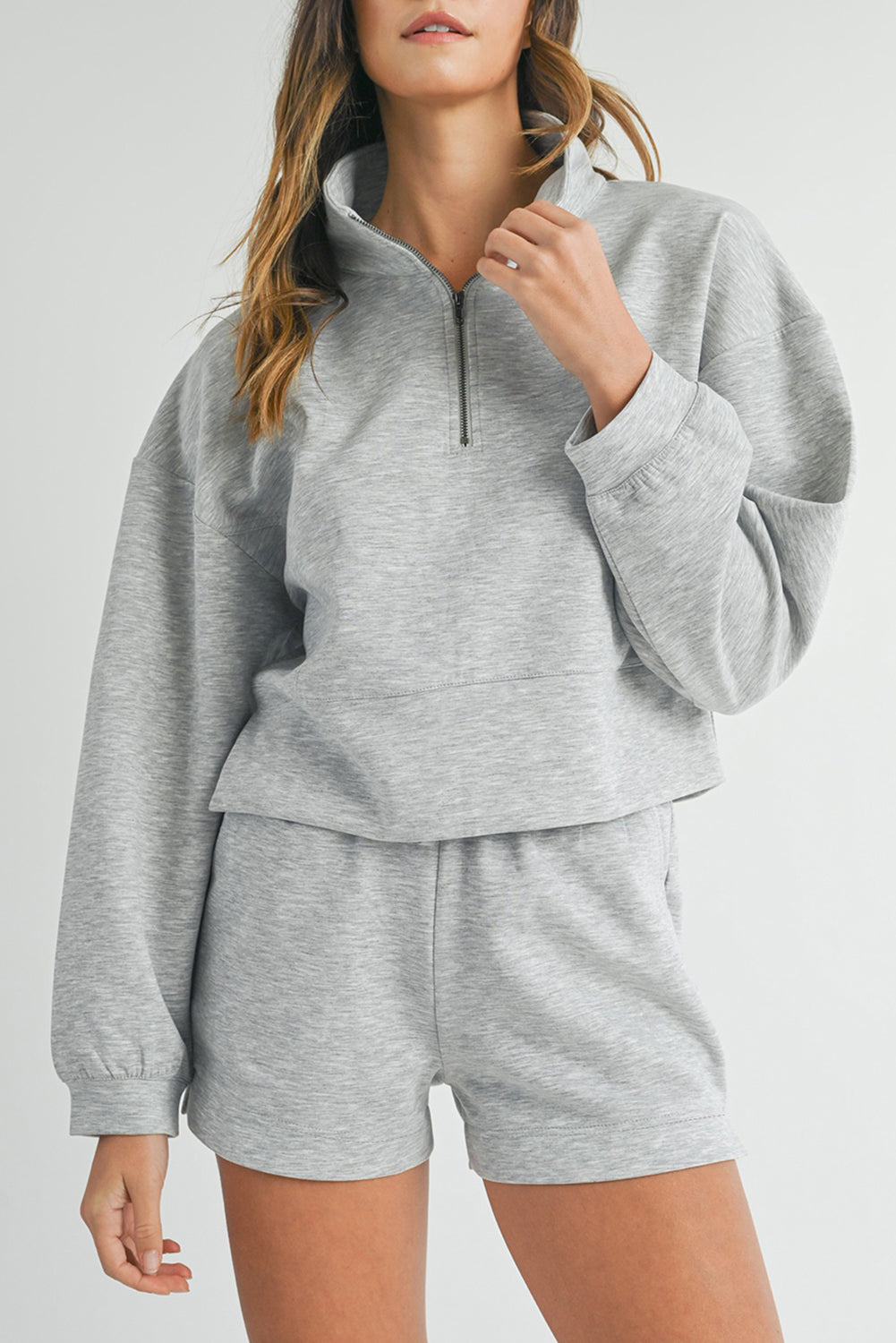 Ensemble sweat-shirt zippé et short gris clair à col montant-A WOMAN WE LOVE