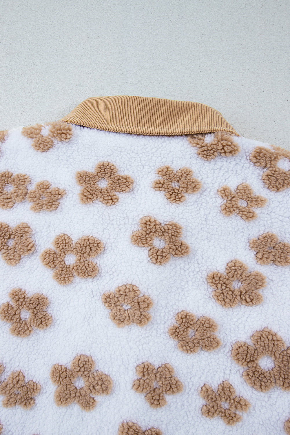 Leichter französischer Beige süßes Blumenmuster -Knopf UP Fleece Jacke