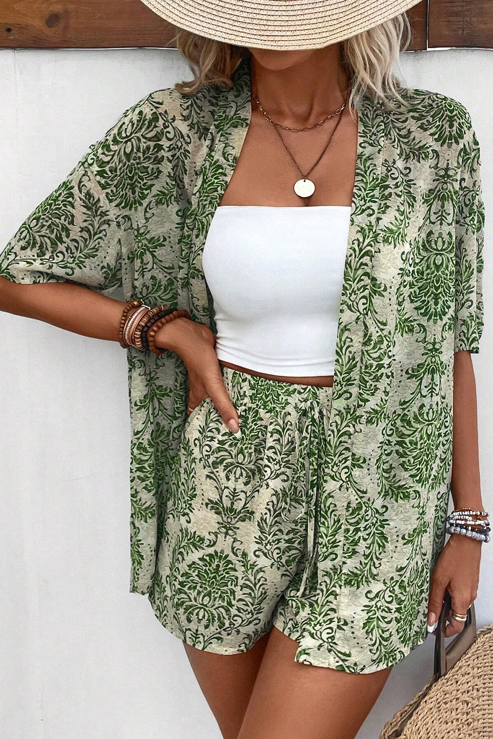 Tenue avec haut ouvert et short vert vintage à imprimé floral