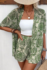 Tenue avec haut ouvert et short vert vintage à imprimé floral