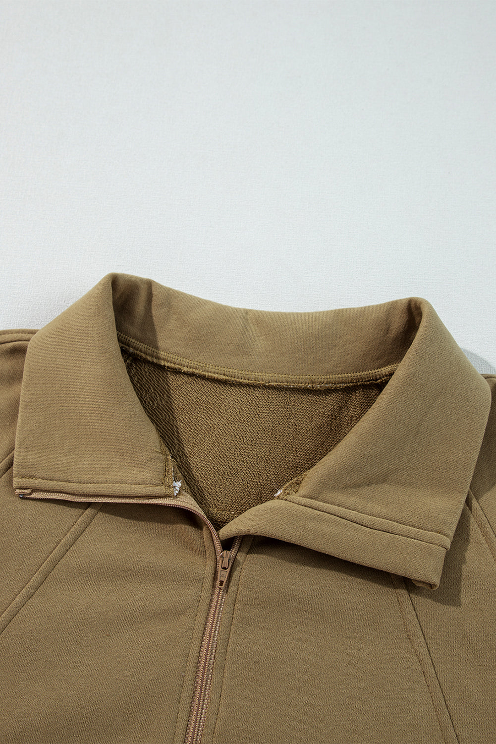 Brown sweatshirt with stand-up collar and kangaroo pocket with quarter-turn zip