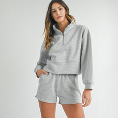 Ensemble sweat-shirt zippé et short gris clair à col montant