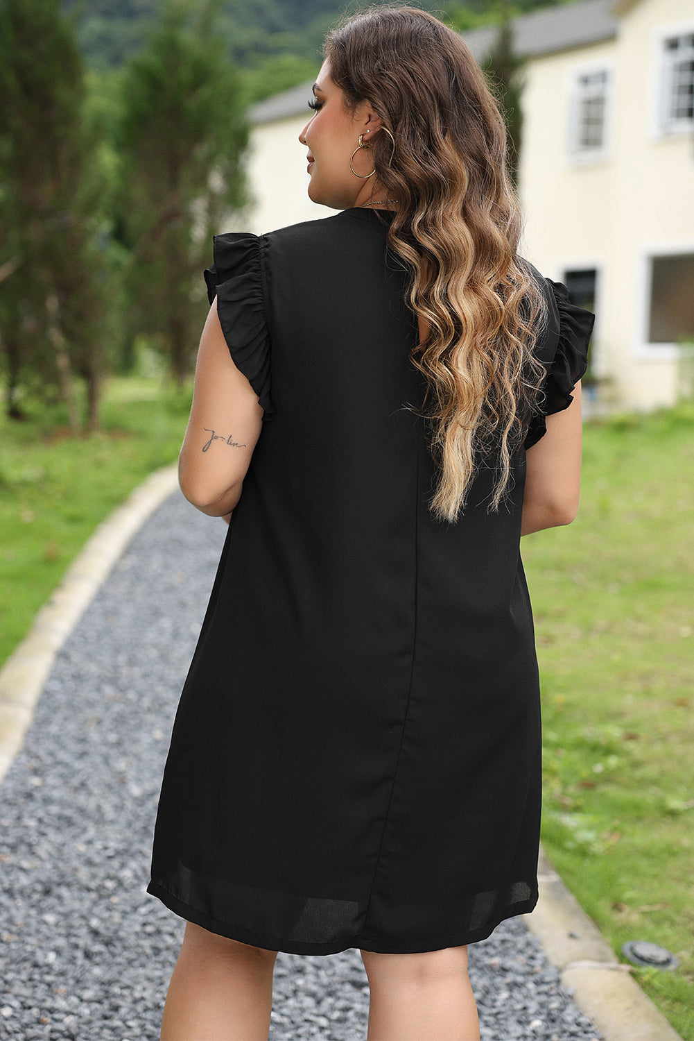 Robe à volants en arrière noir et robe de quart