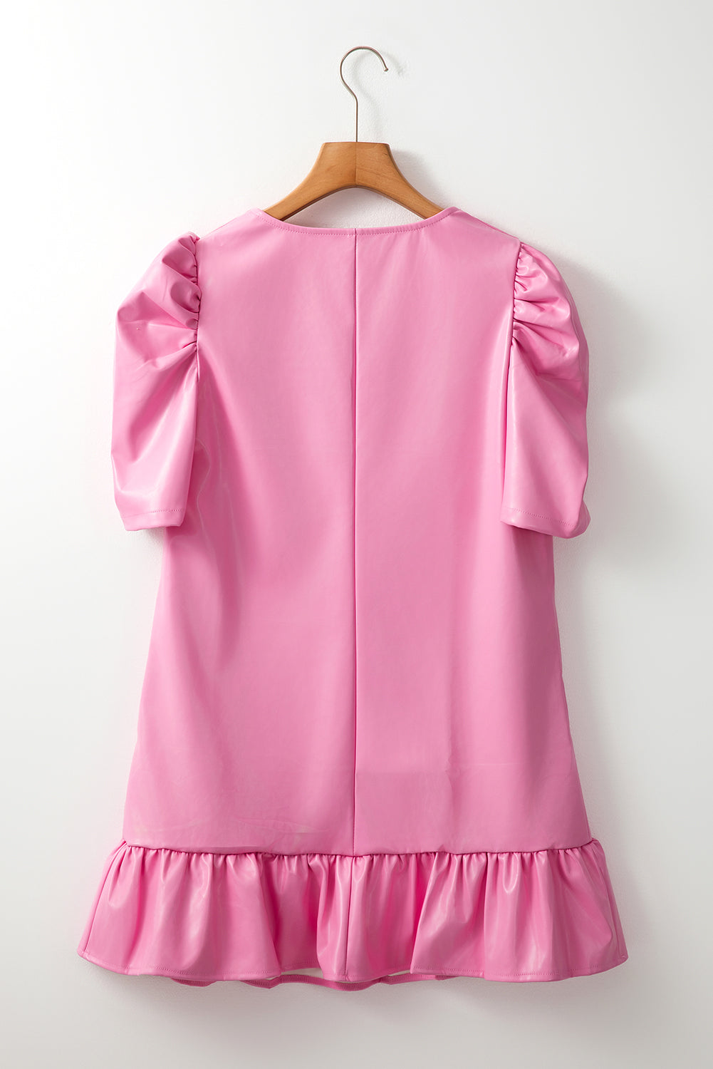 Mini-robe rose plissée à manches courtes et col en V avec ourlet à volants