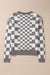 Sweater gris a cuadros y hombros caídos, cuello redondo