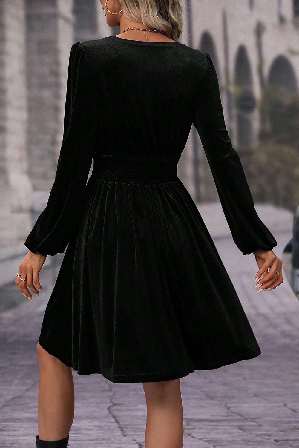 Mini-robe taille haute surplis en velours noir *
