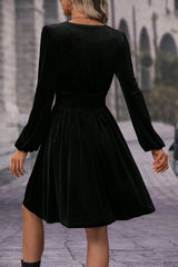 Mini-robe taille haute surplis en velours noir *