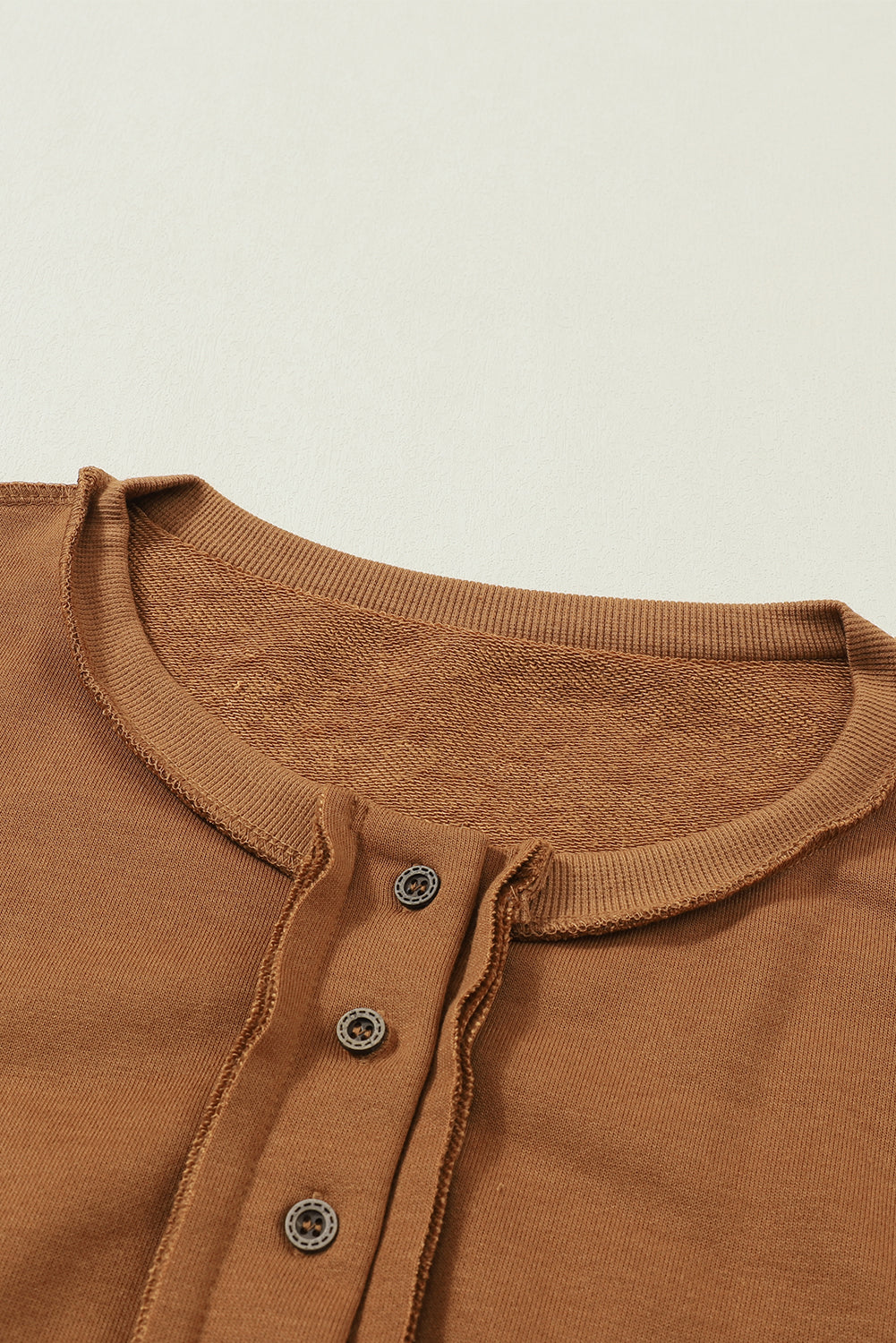Hombro marrón marrón y sudadera henley