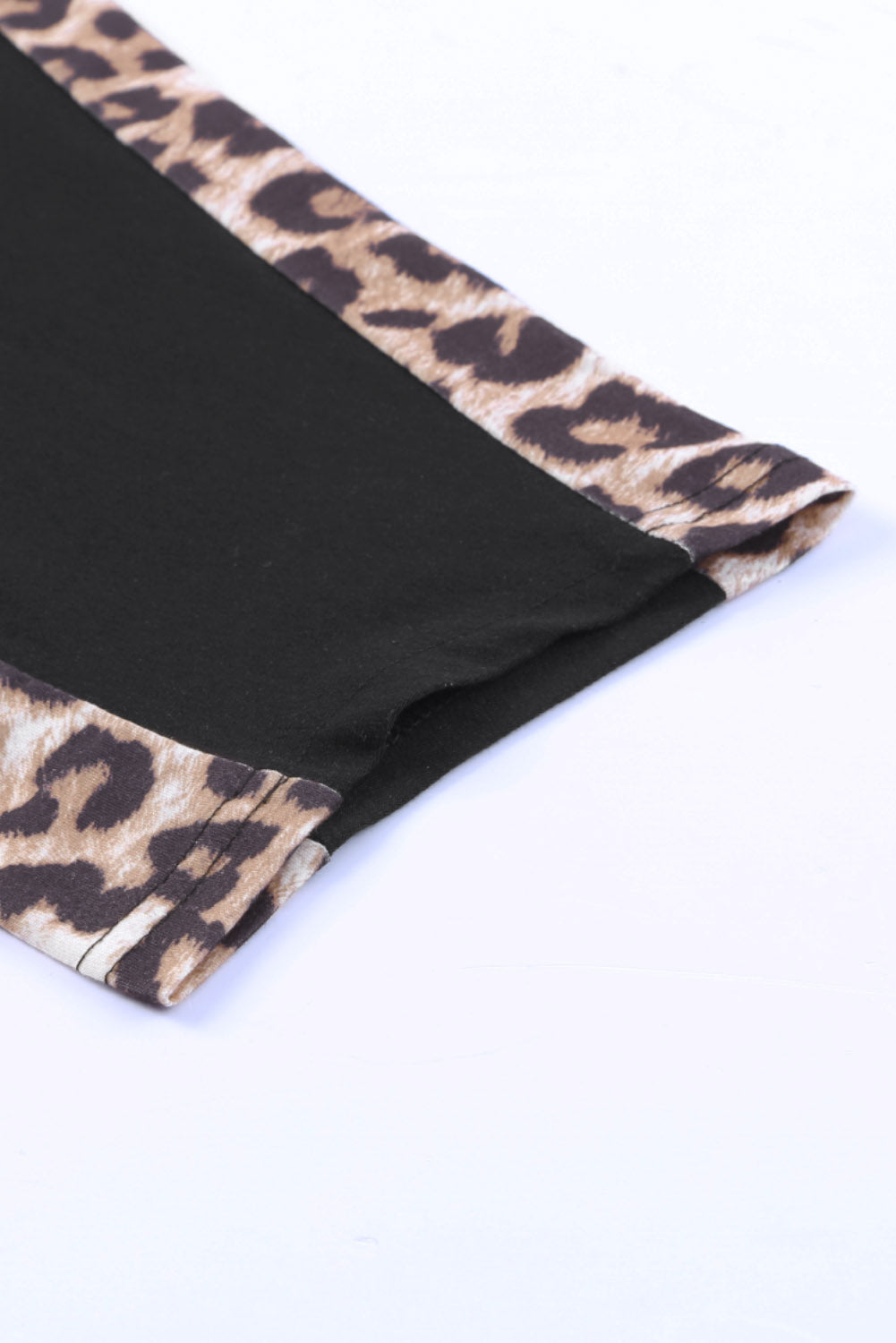 Camiseta de manga corta de empalme de leopardo negro