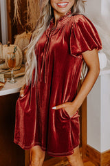 Mini-robe droite en velours cannelle, encolure smockée, manches bouffantes