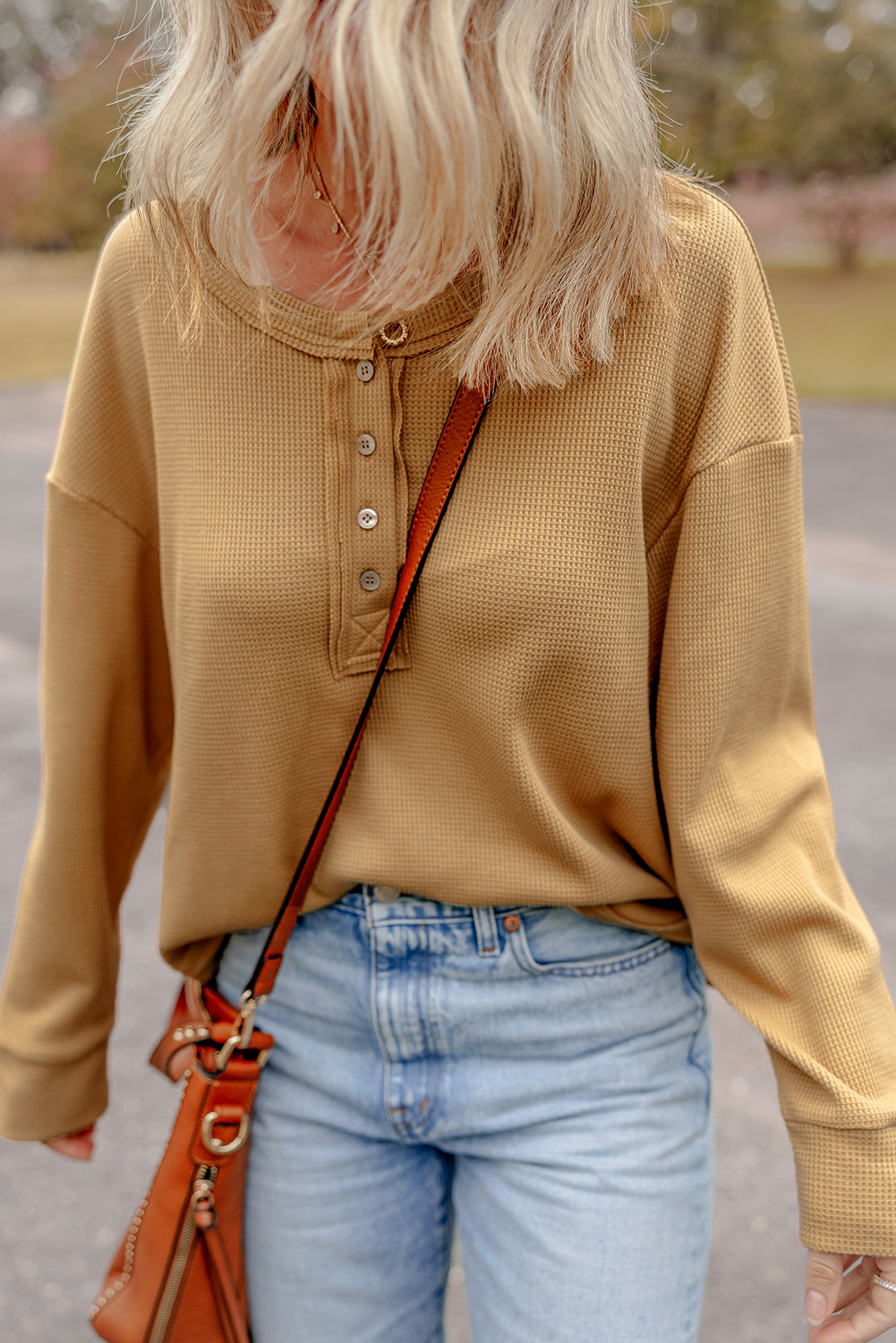 Haut oversize camel en tricot texturé à demi-boutons et épaules tombantes