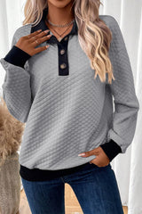 Sudadera gris texturizada gris claro en el bloque de color de los bordes y collar abotonado