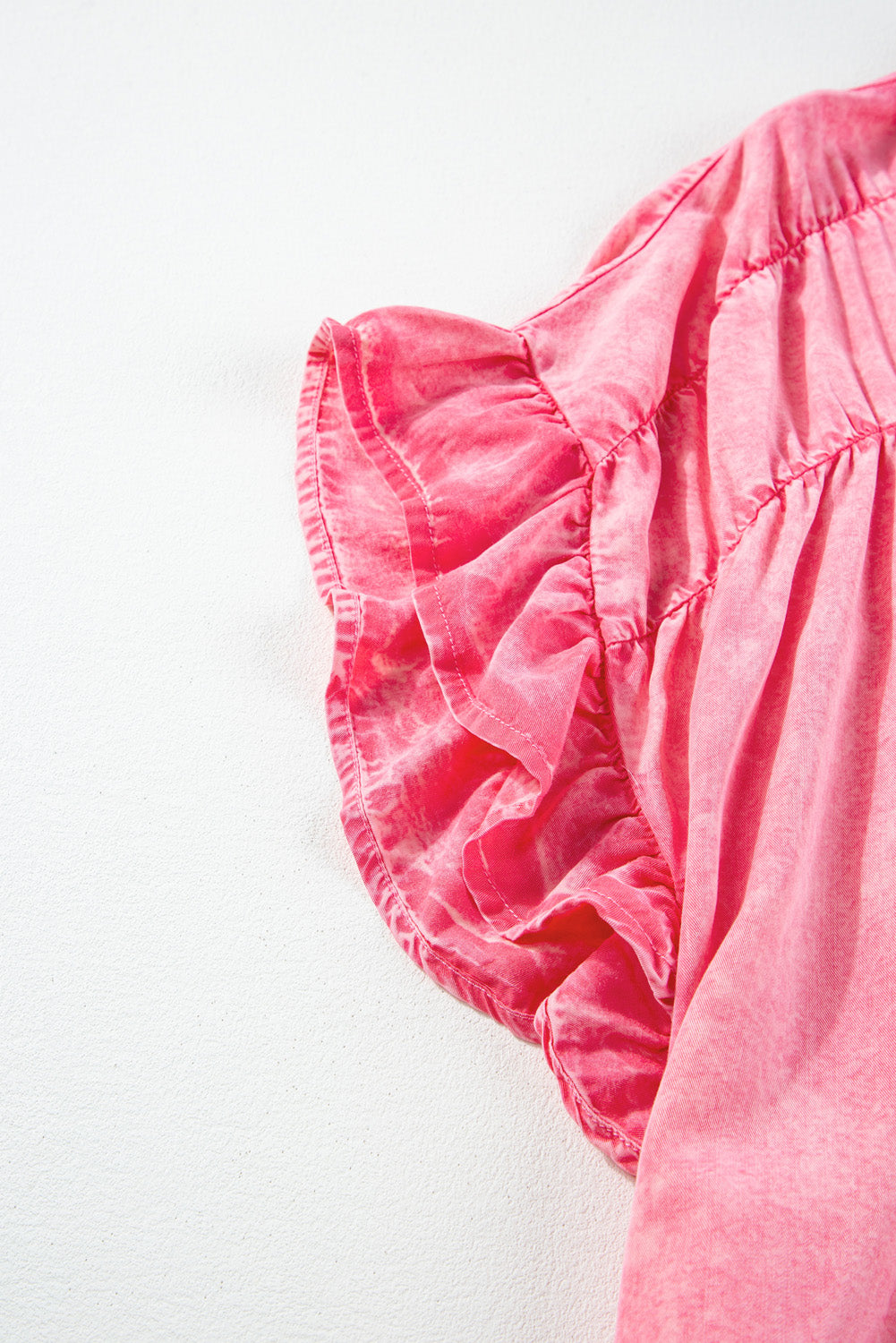 Mini-robe en jean boutonnée à manches courtes et à volants rose