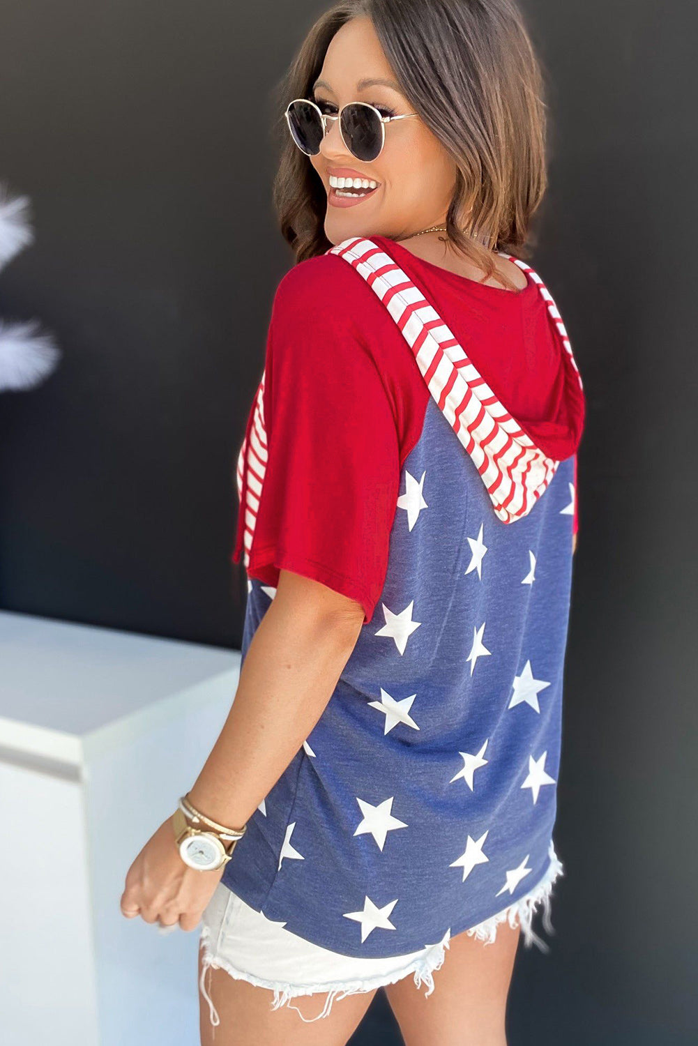 Hooded t-shirt with tightening printed stars and fiery red stripes