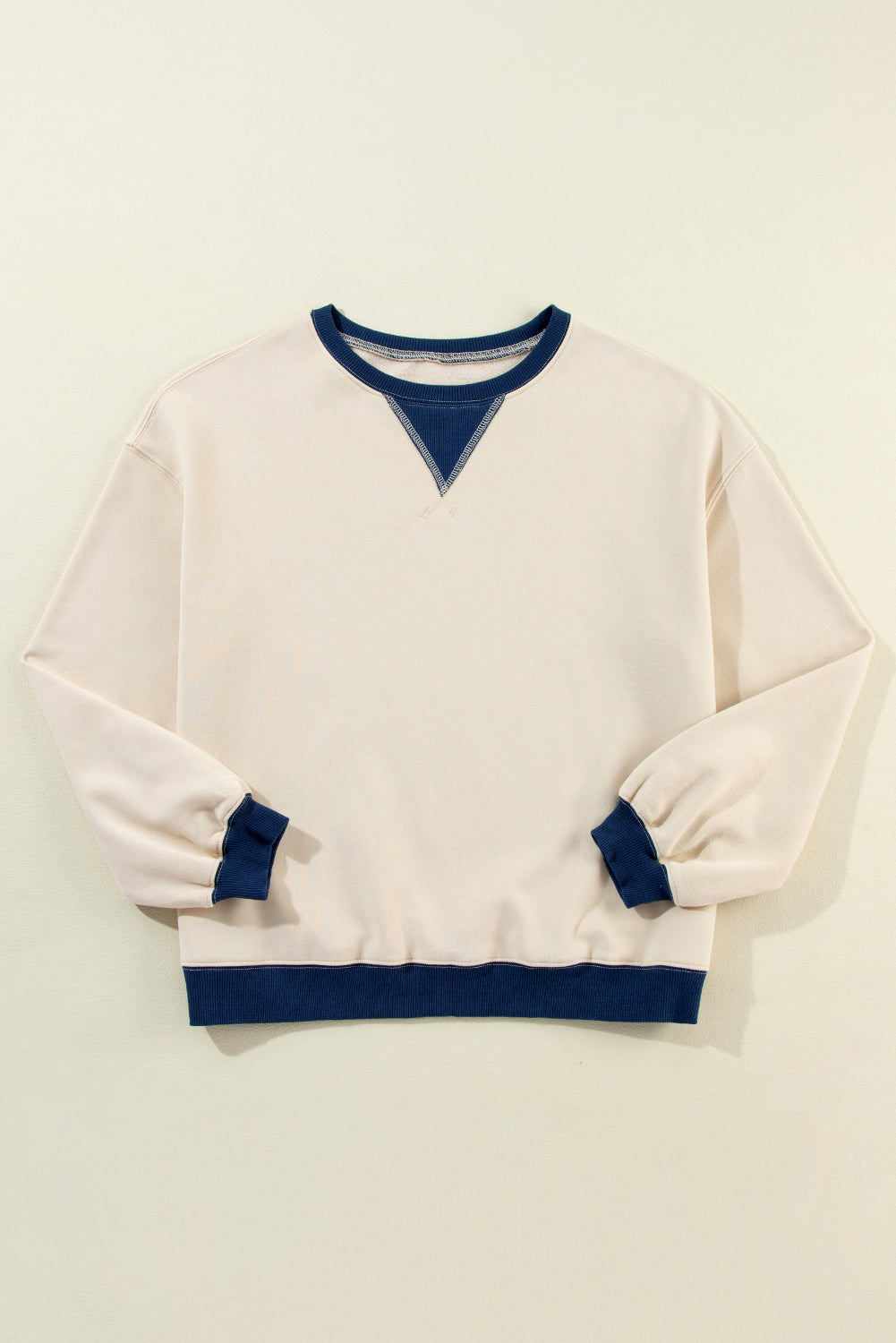 Sudadera blanca de gran tamaño con hombros y parche de bloque de color