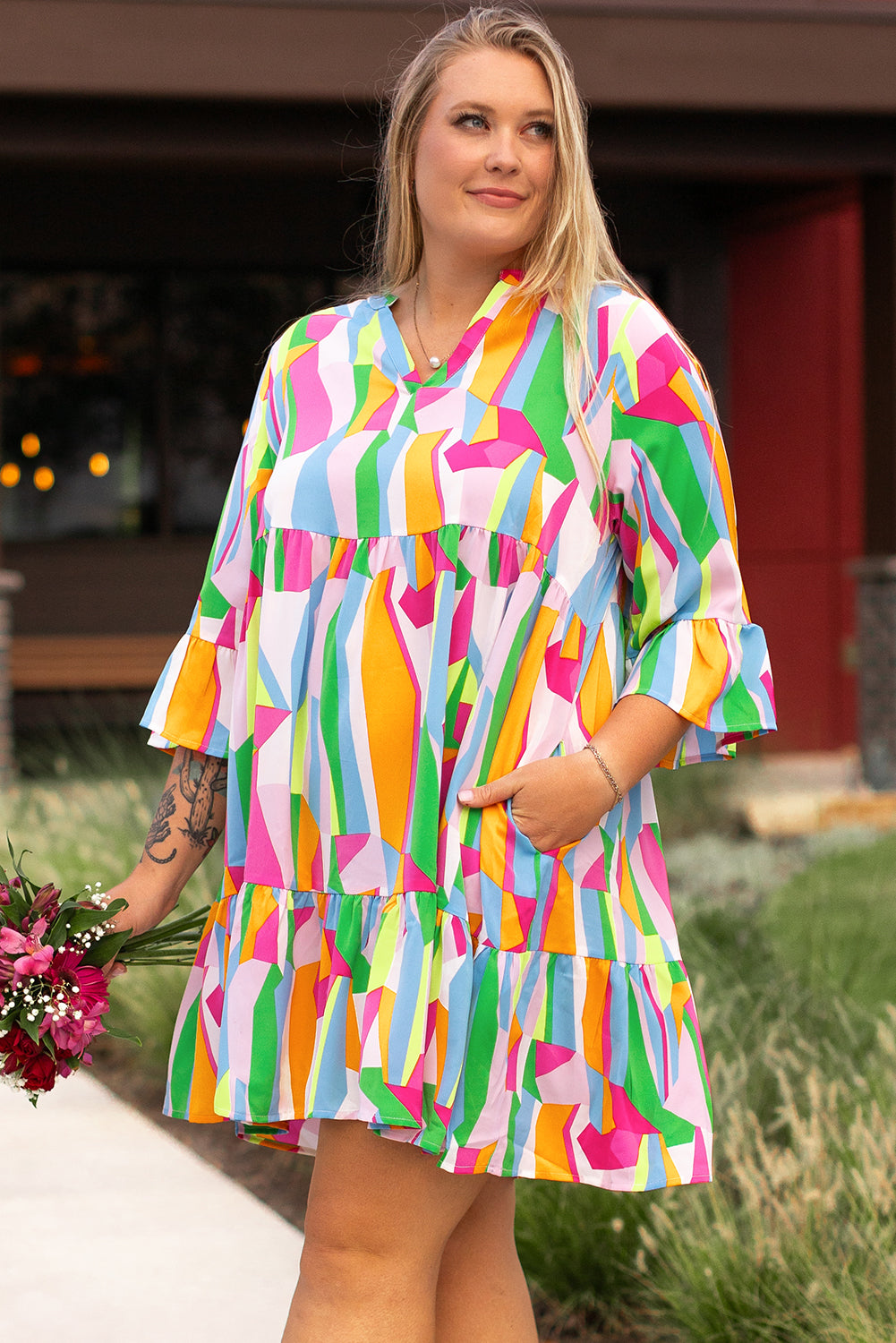 Mini-robe à volants et imprimé abstrait vibrant de grande taille multicolore