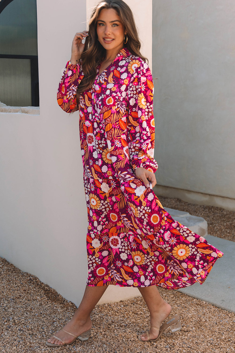 Robe longue fluide à plusieurs niveaux et col violet