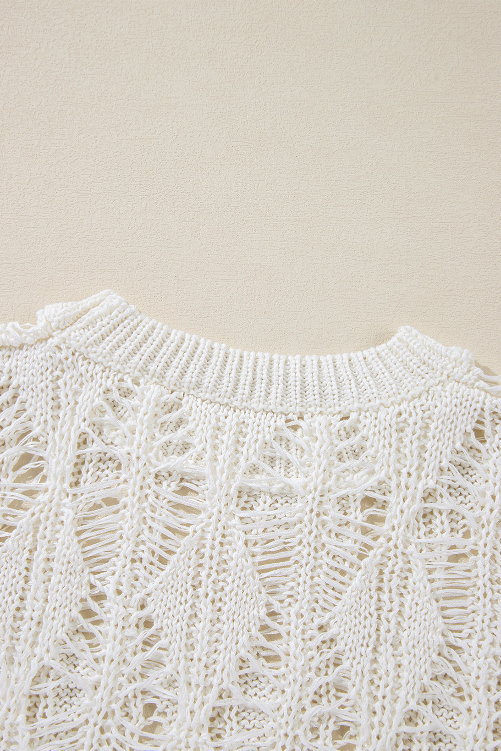 Pull ample blanc à col ras du cou et découpes en crochet