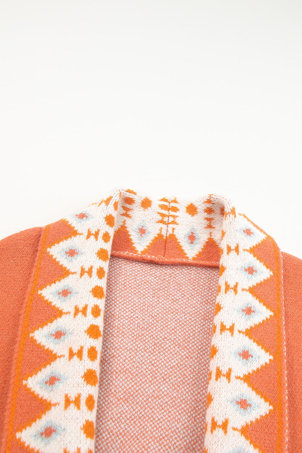 Cardigan tricoté orange imprimé aztèque ouvert sur le devant