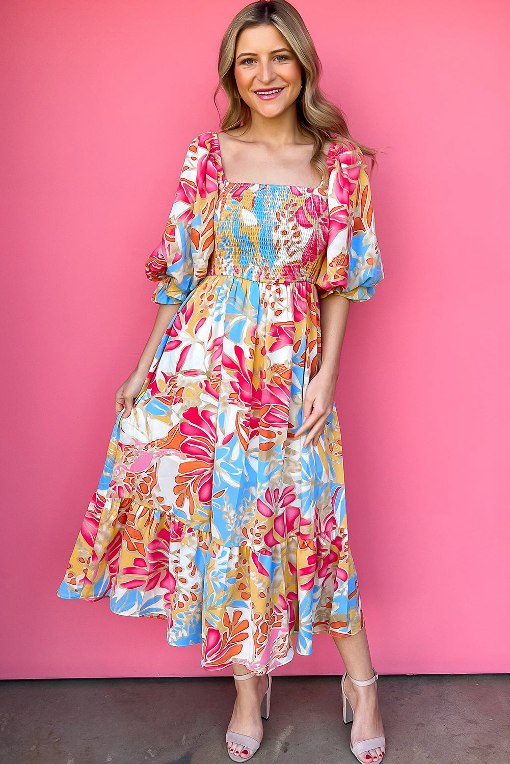 Robe longue à manches bouffantes et corsage smocké à imprimé tropical rose rouge