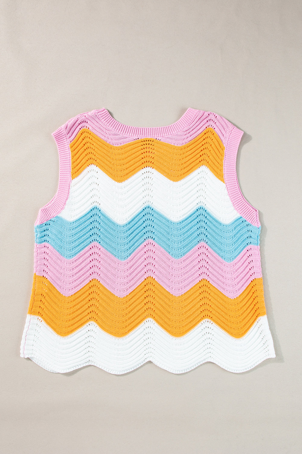 Gilet tricoté à rayures multicolores et ourlet festonné