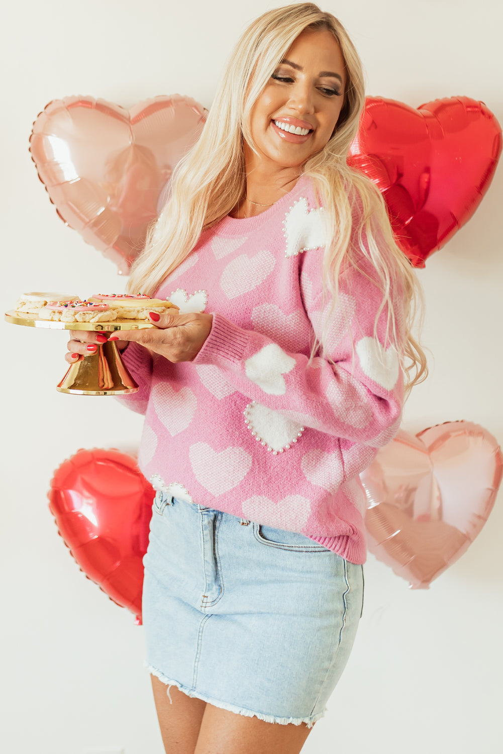 Suéter rosa de cuello redondo y corazón perla impreso para el día de San Valentín