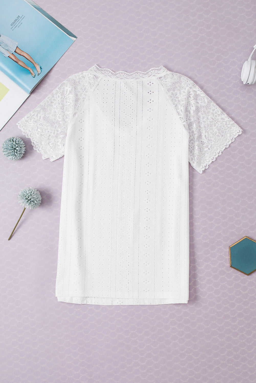 Camiseta blanca bordada con encaje de encaje corto.