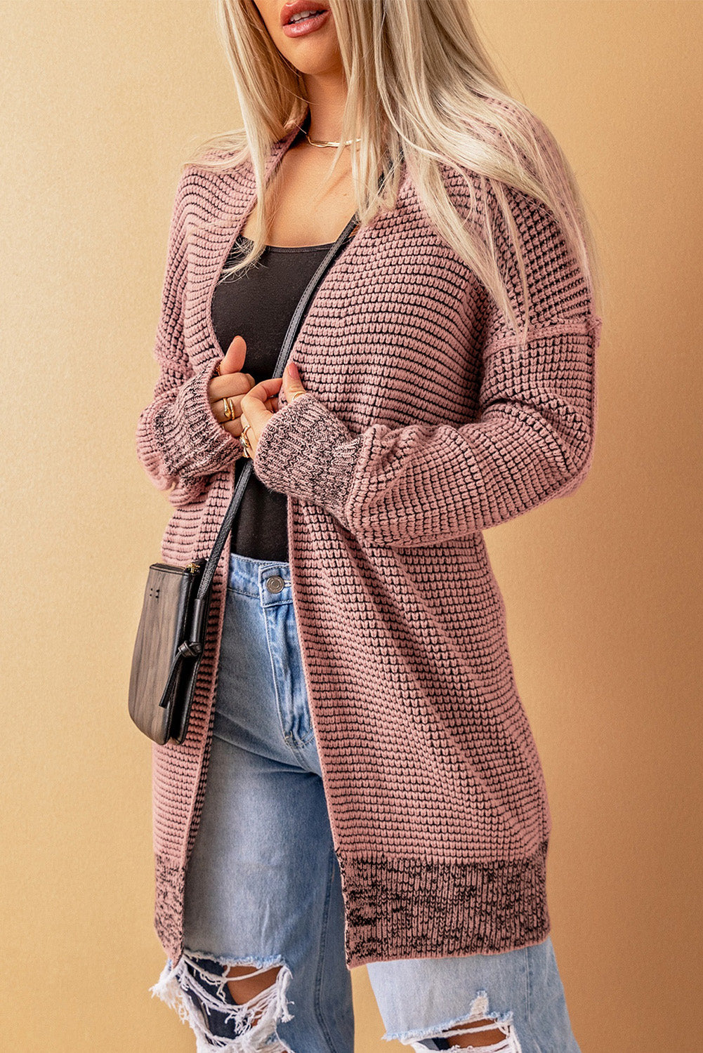 Cardigan long tricoté à carreaux rose ouvert sur le devant