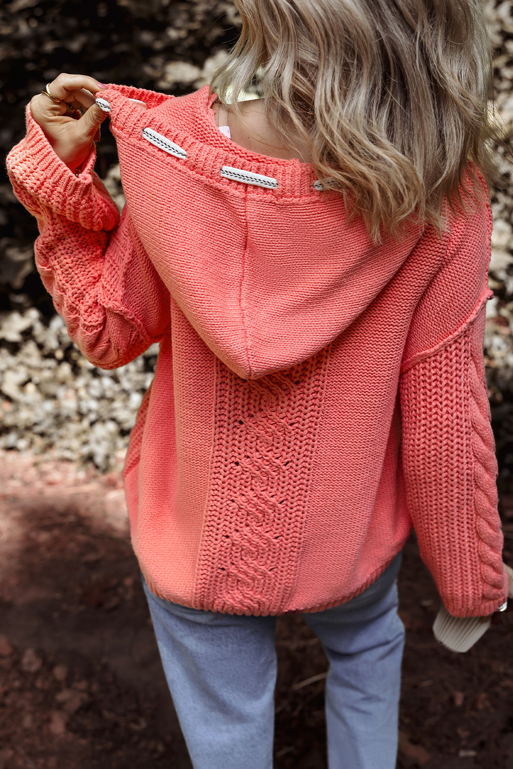 Pull à capuche avec cordon de serrage contrasté en tricot torsadé à flamme dorée