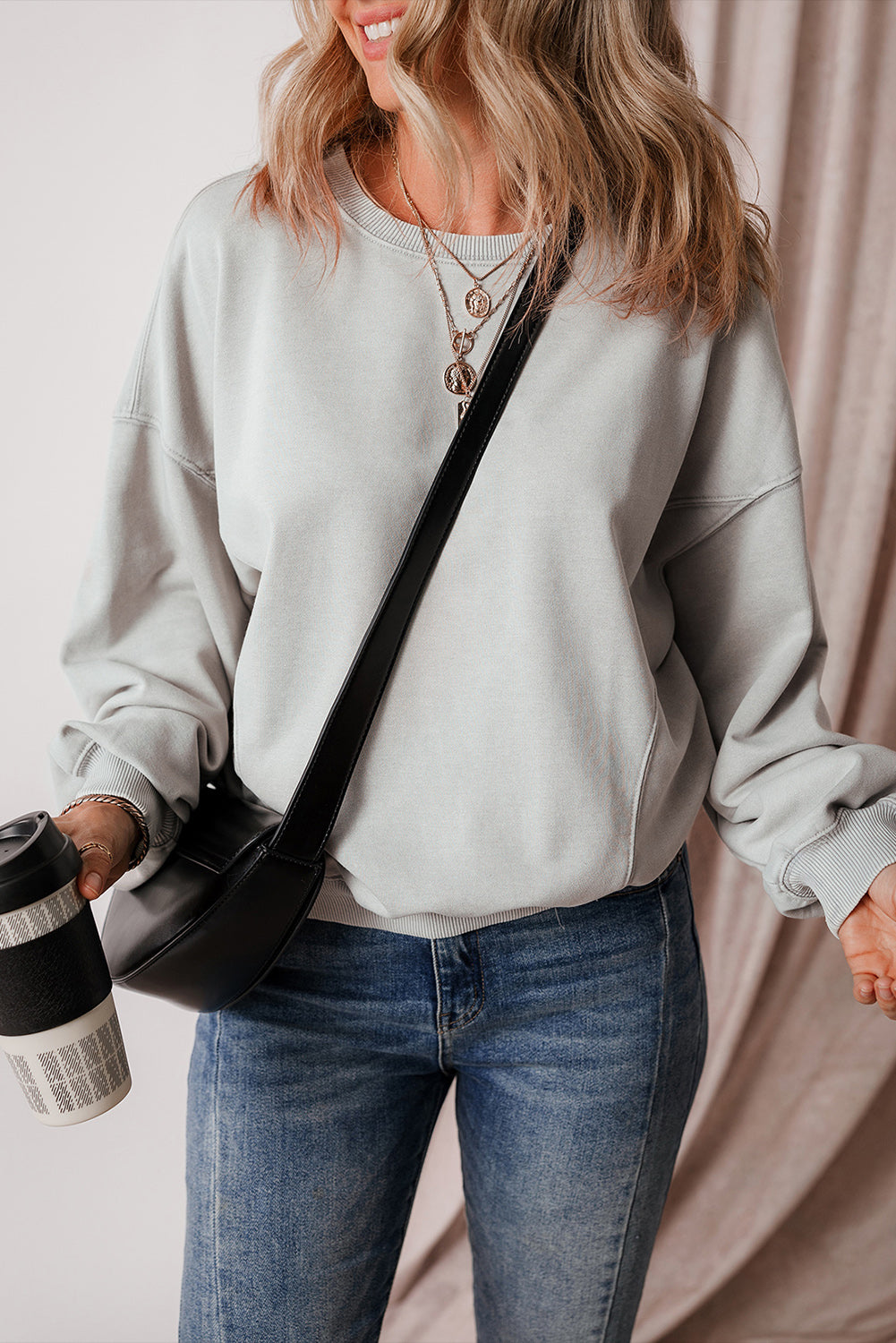 Sudadera gris con costuras expuestas, manijas de murciélagos y hombros caídos