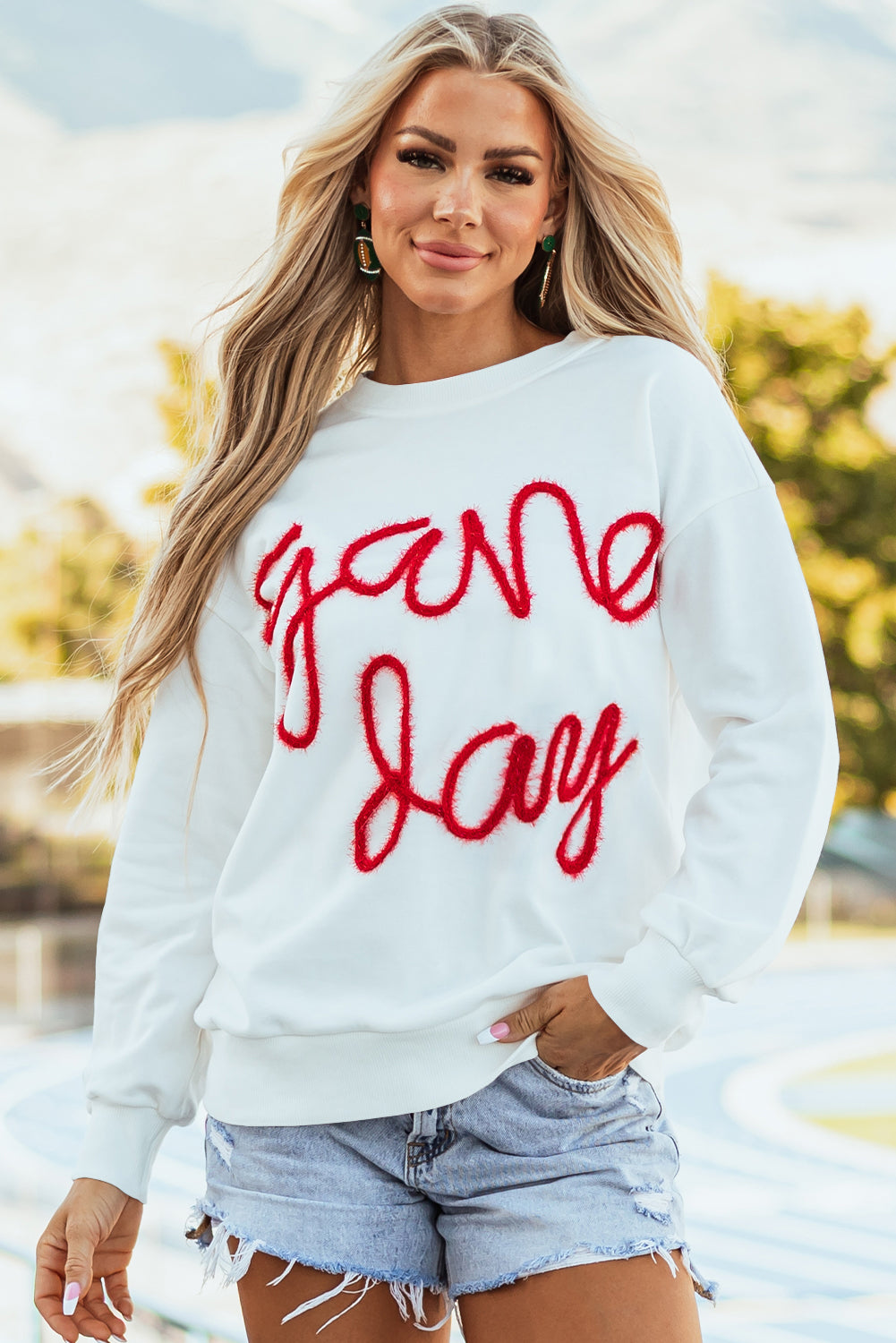 Tinsel Game Day Graphics White Sweins con hombros caídos