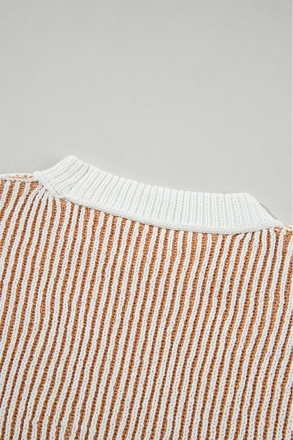 Pull ample en tricot texturé à rayures marron avec bords contrastés