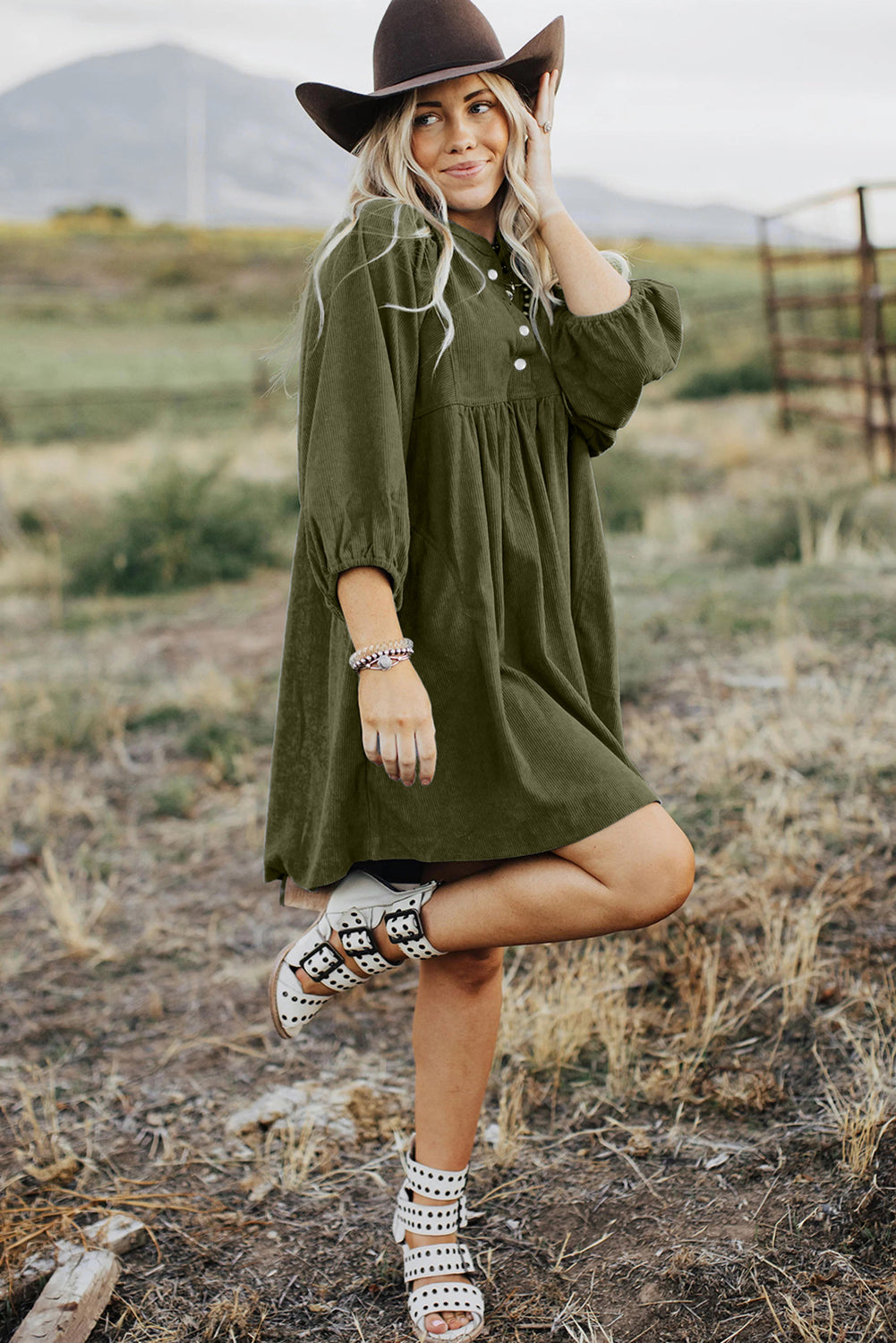 Sleeve dress and vine green velvet bracelet with press pimples and Empire waist