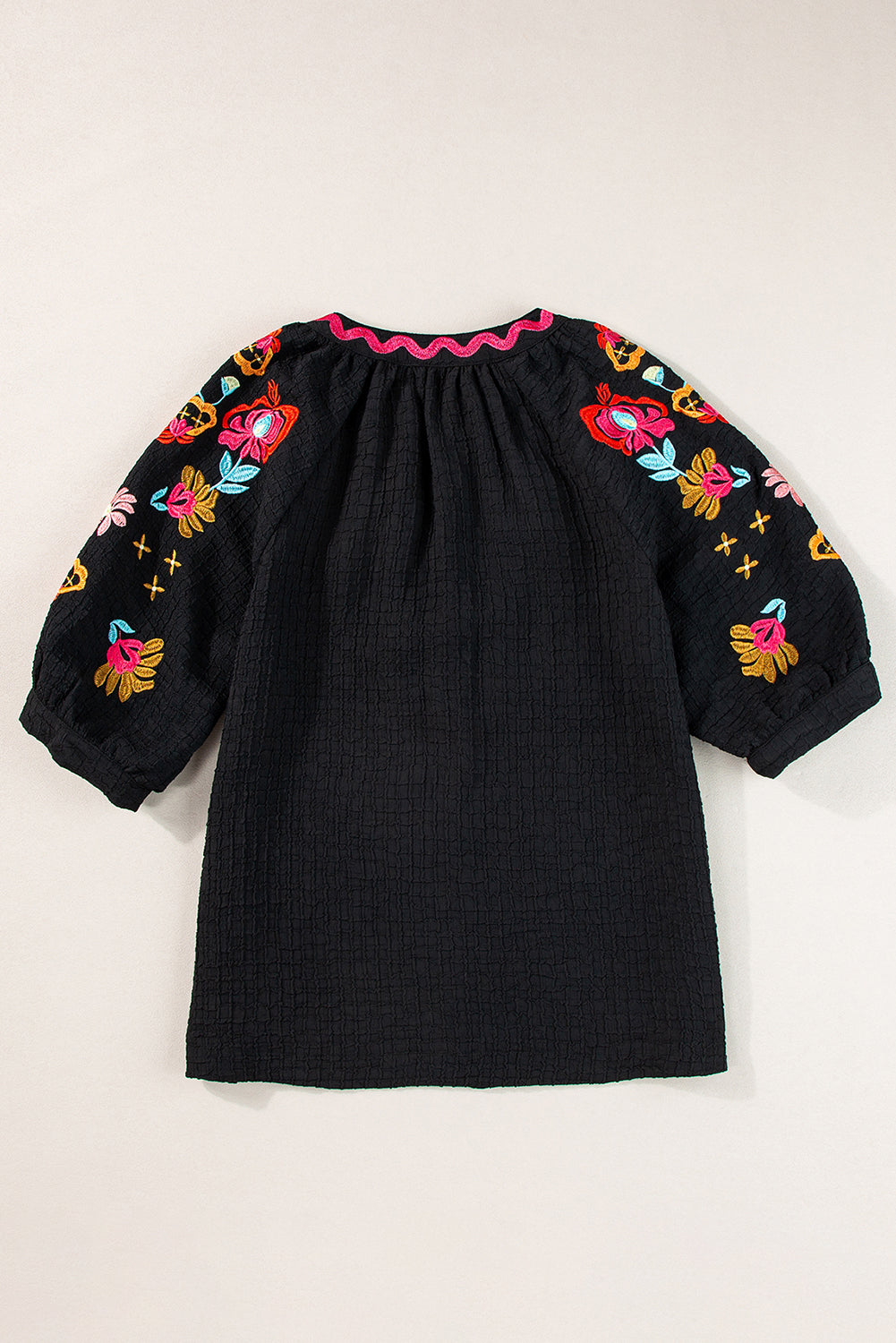 Blusa con manga ricrac bordada bordada floral negro blusa texturizada