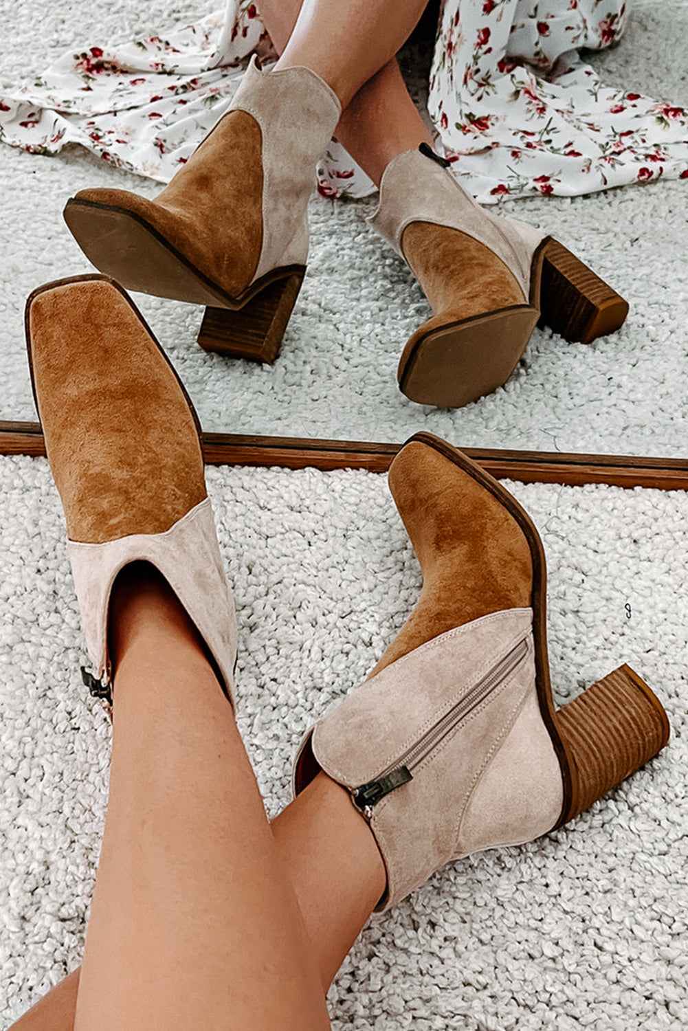Bottes camel bicolores en suédine à bout carré et talon large