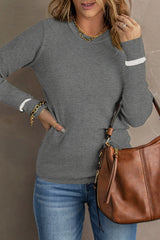 Medium gray sweater with long sleeves and round neck with ribbed border