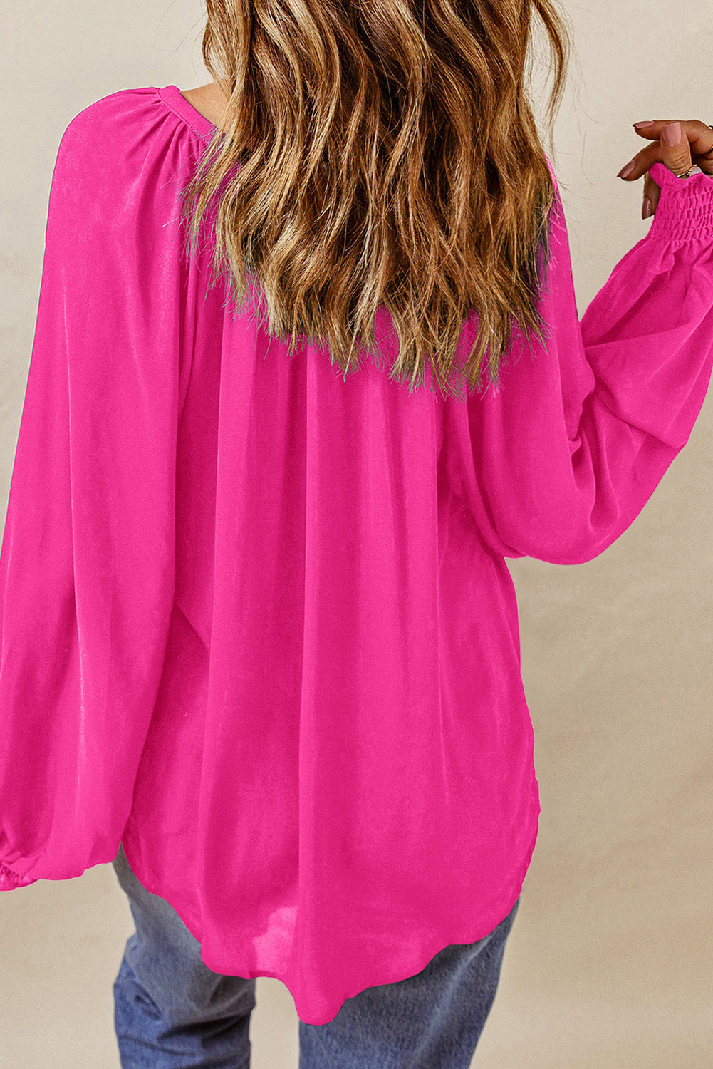 Blouse plissée rose à col en V et manches bouffantes