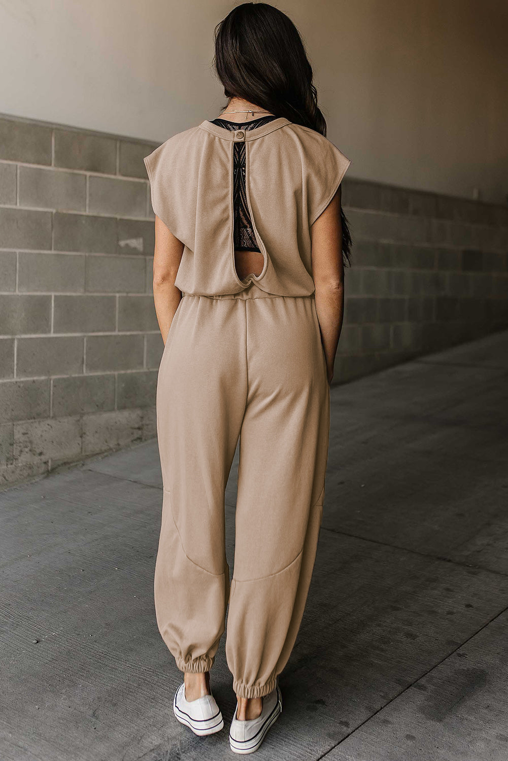 Leichter französischer Beige Cap Sleeve Offener Rückenschnur Jogger Jumpsuit