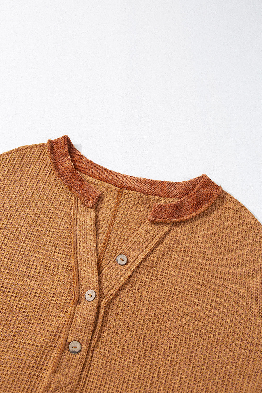 Orangekontrastgeflickter exponierter Naht Waffel Strick Henley Top