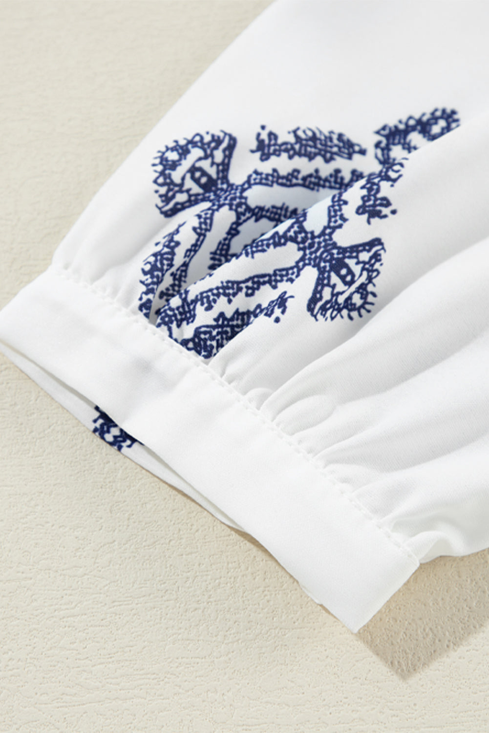 Blouse blanche à col en V-A WOMAN WE LOVE