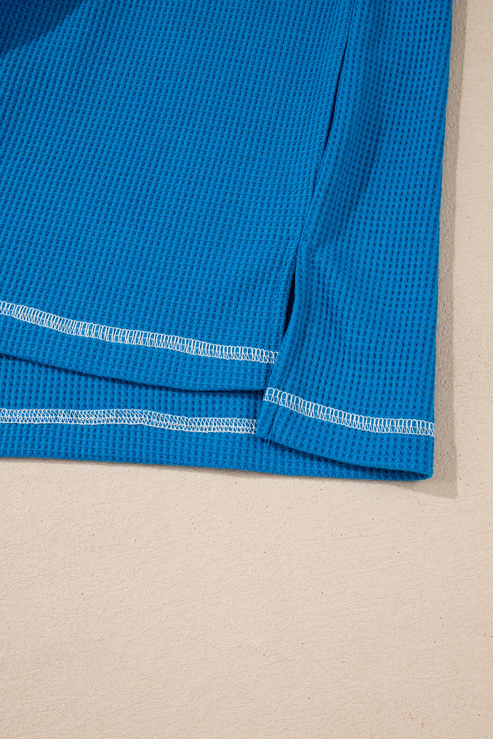 Chemisier en tricot côtelé à col en V et manches patchwork floral en dentelle bleu ciel-A WOMAN WE LOVE