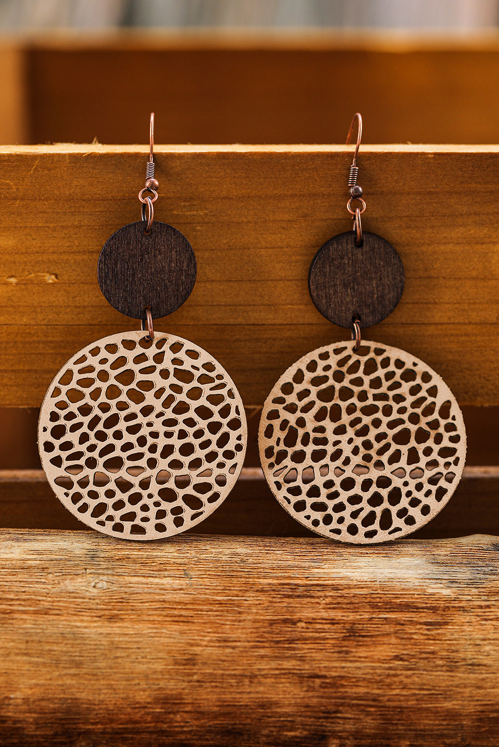 Boucles d'oreilles pendantes rondes en bois ajourées kaki