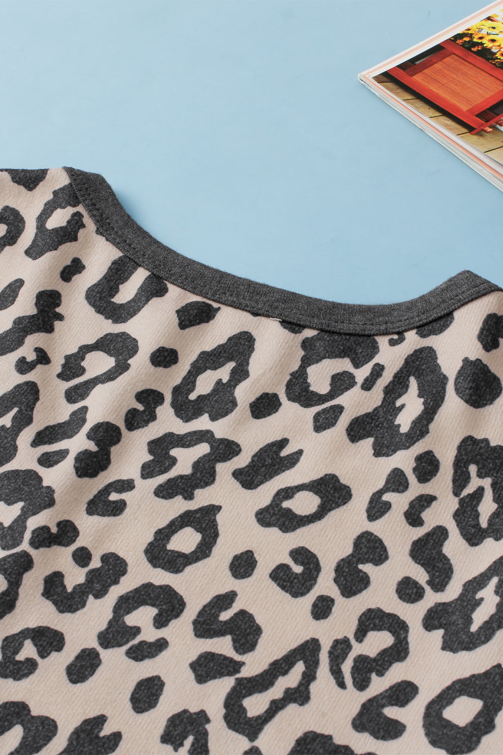 Multicolier -Leopard -Taste gegen Nacken -T -Shirt und Kordelkordelhorts Set