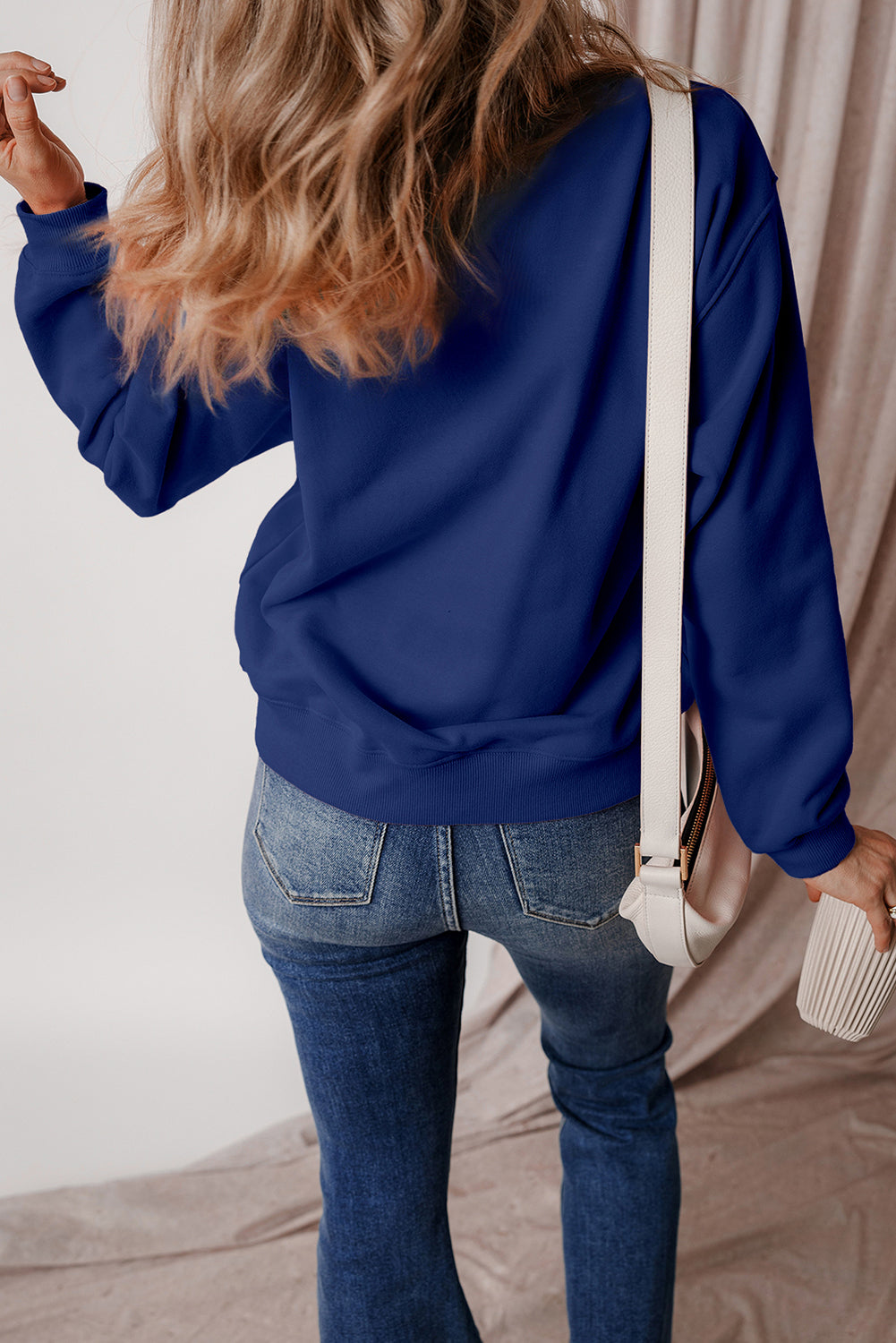 Sudadera de tela de esponja azul marino con hombro caído y forro de vellón unido