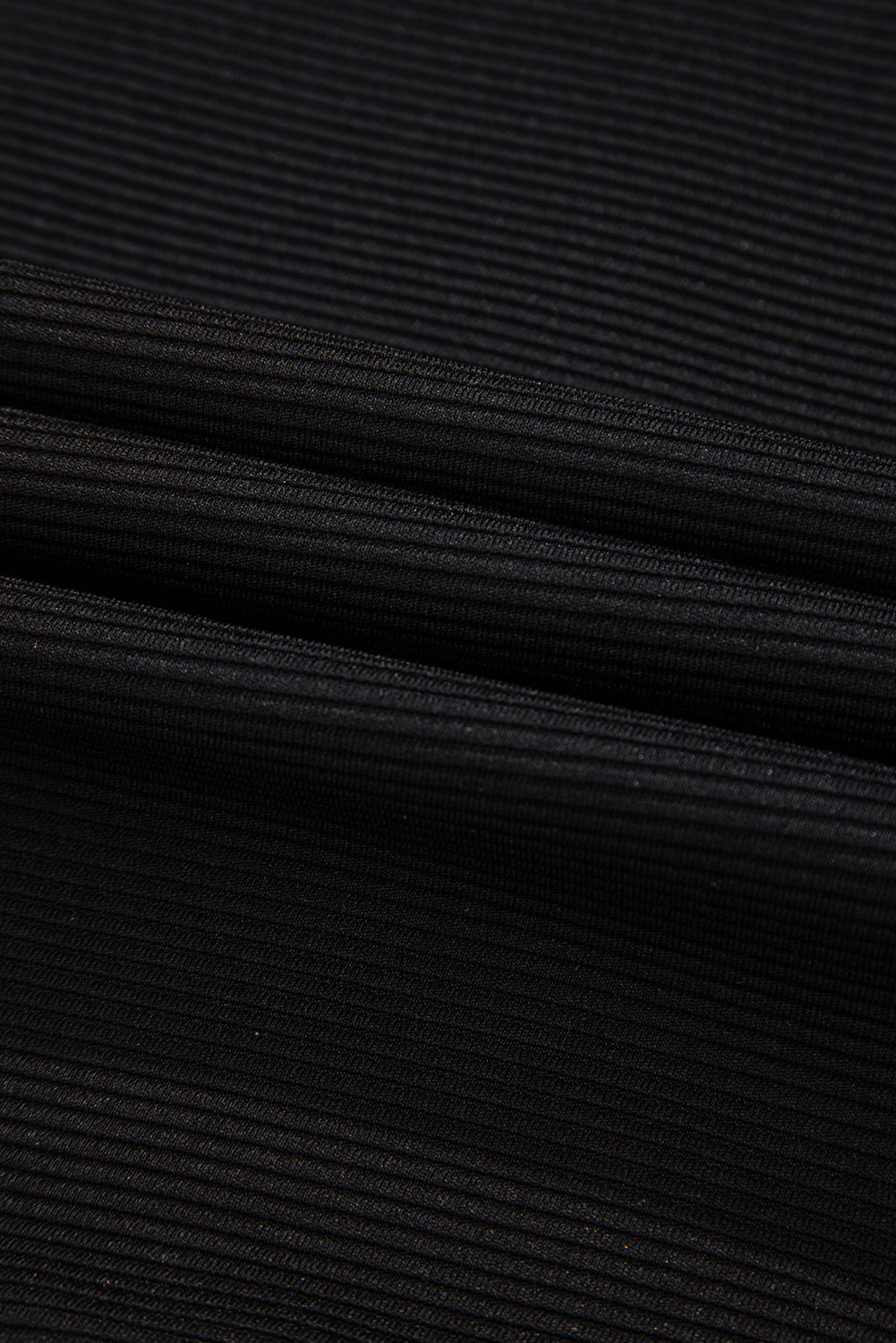 Ensemble short et haut à cordon de serrage texturé noir avec poche kangourou et fermeture éclair sur un quart-A WOMAN WE LOVE