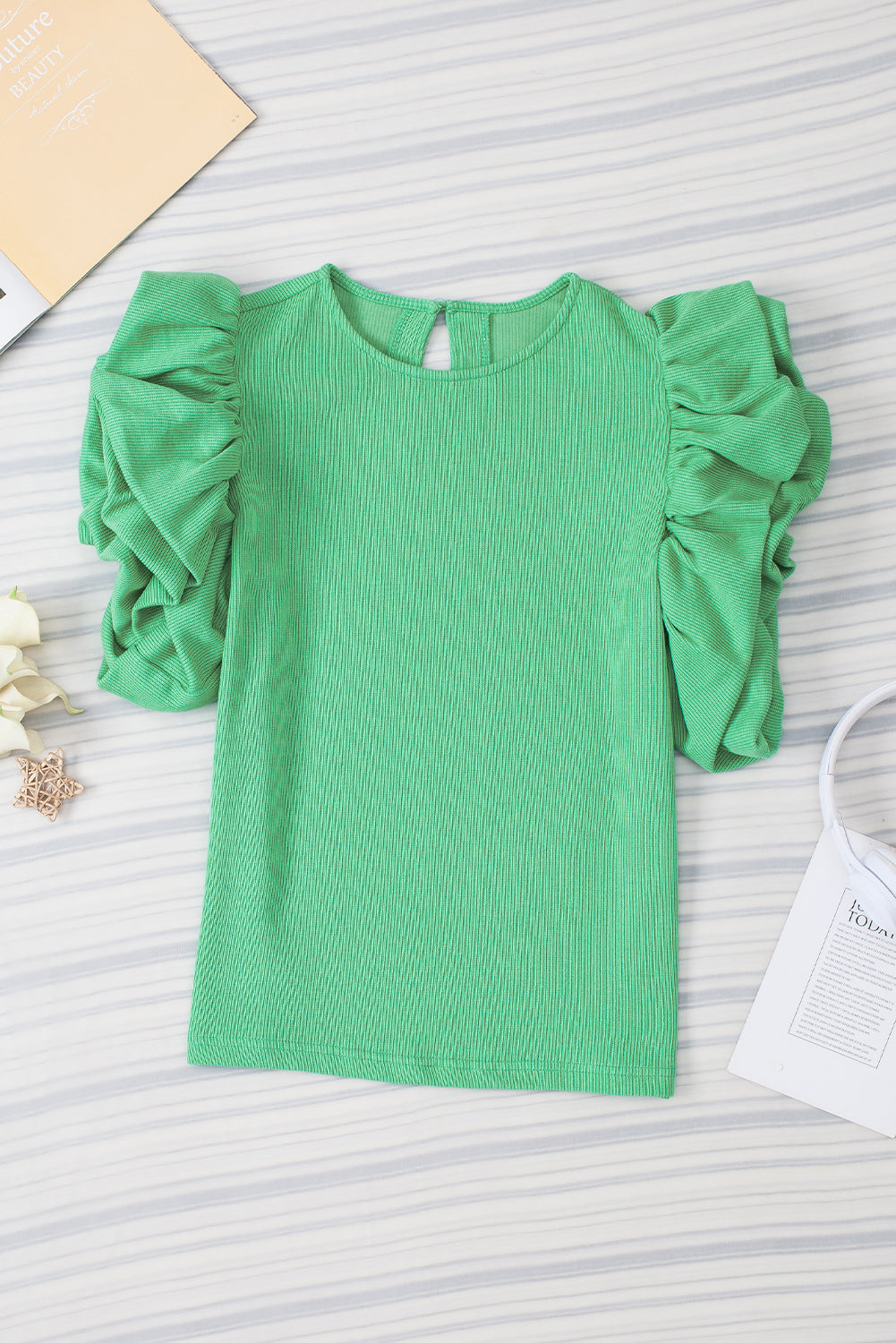 Blouse verte en tricot côtelé à manches bouffantes à volants-A WOMAN WE LOVE